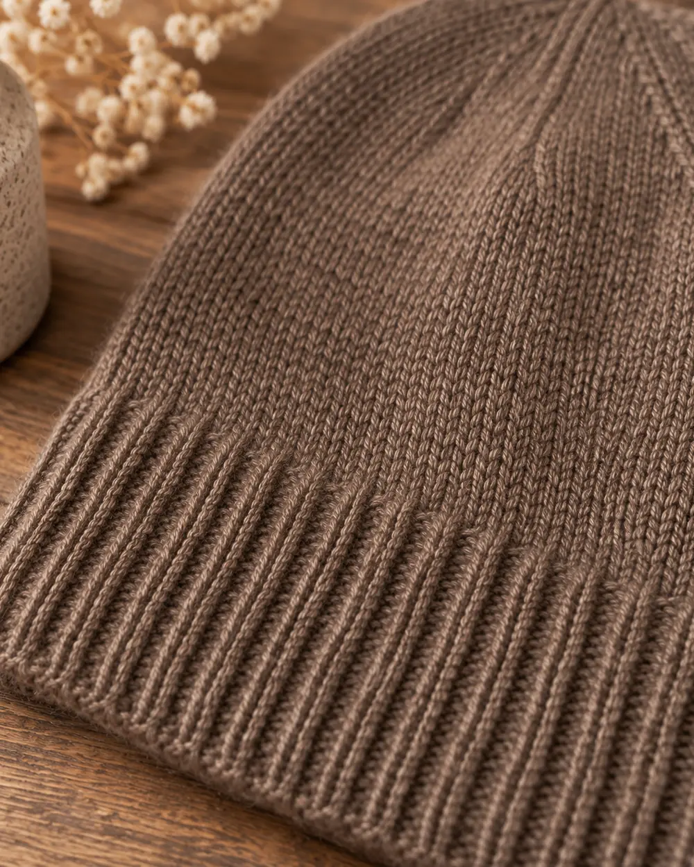 Détail rapproché de mailles tricotées à la main en qiviut.
