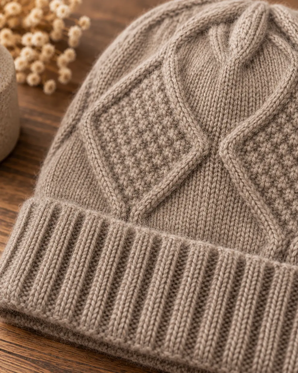Nahaufnahme handgestrickter Qiviut-Maschen.