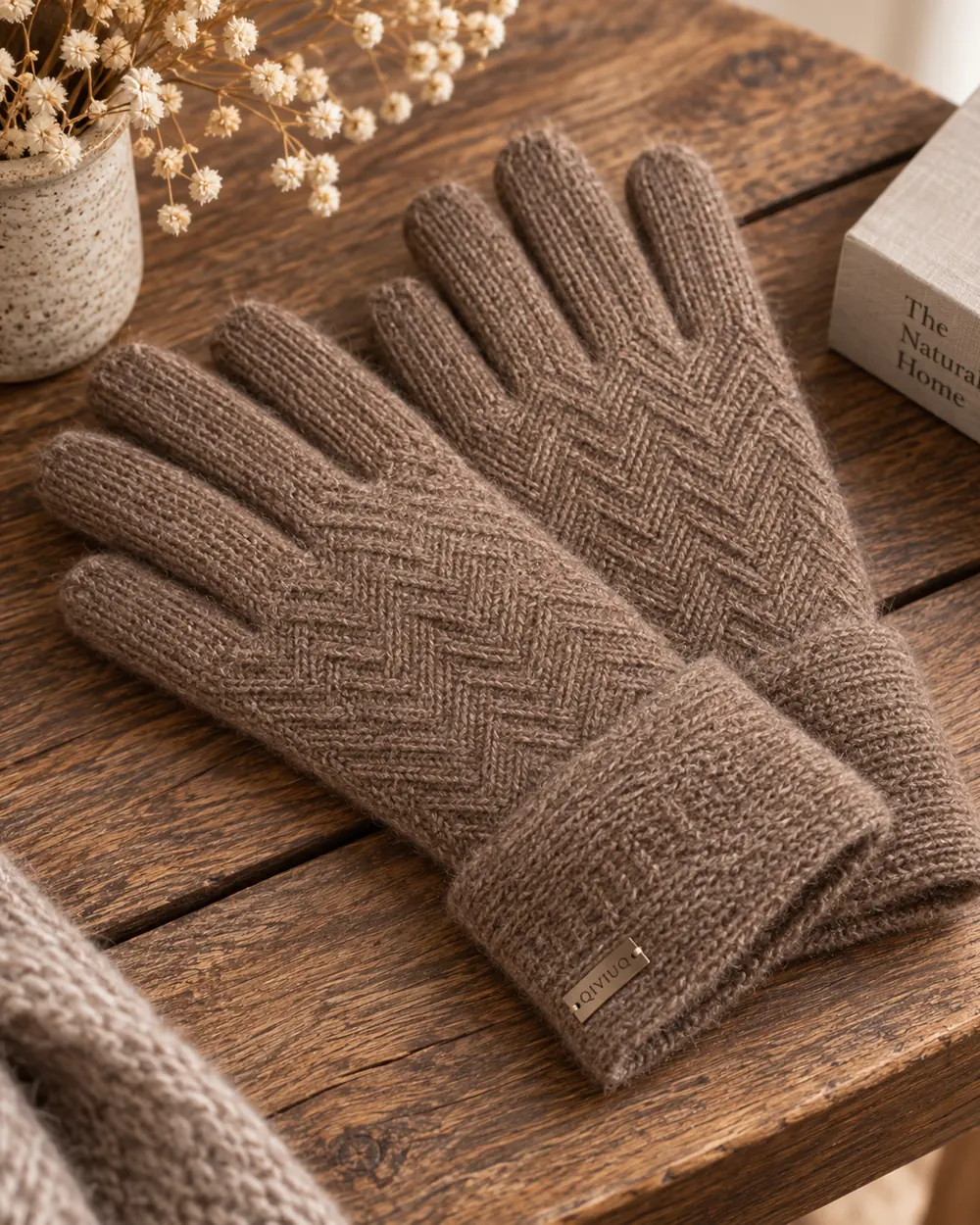 Gestrickte Qiviut-Handschuhe auf einem Holztisch.